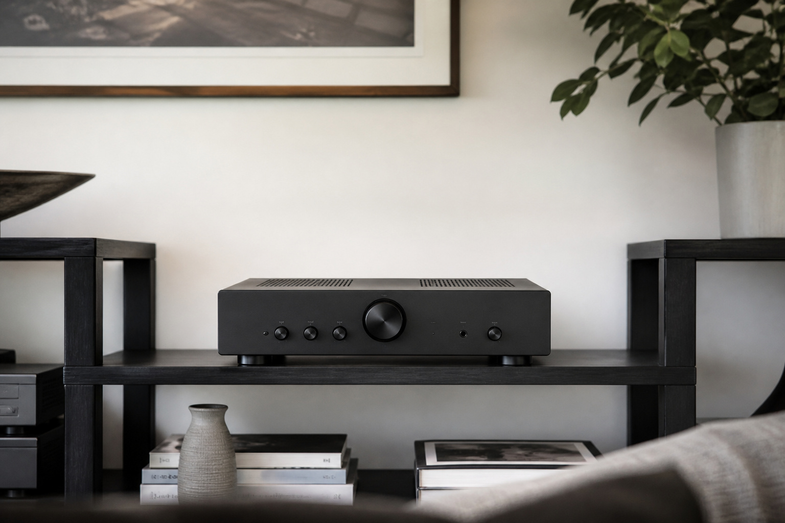 Amplifier on an open shelf with airflow space
